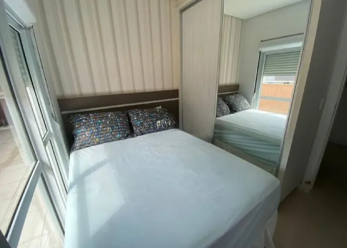 Quarto, o banheiro é de uso exclusivo do hóspede e fica localizado no corredor , piscina compartilhada, não é o apartamento inteiro, somente o quarto Bombinhas